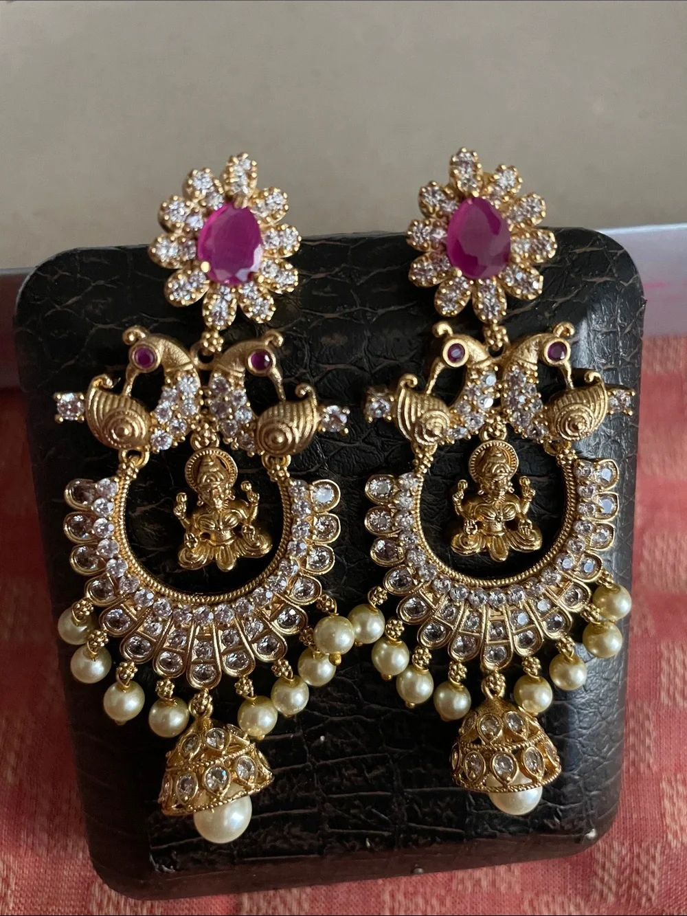 N/A elegant gold